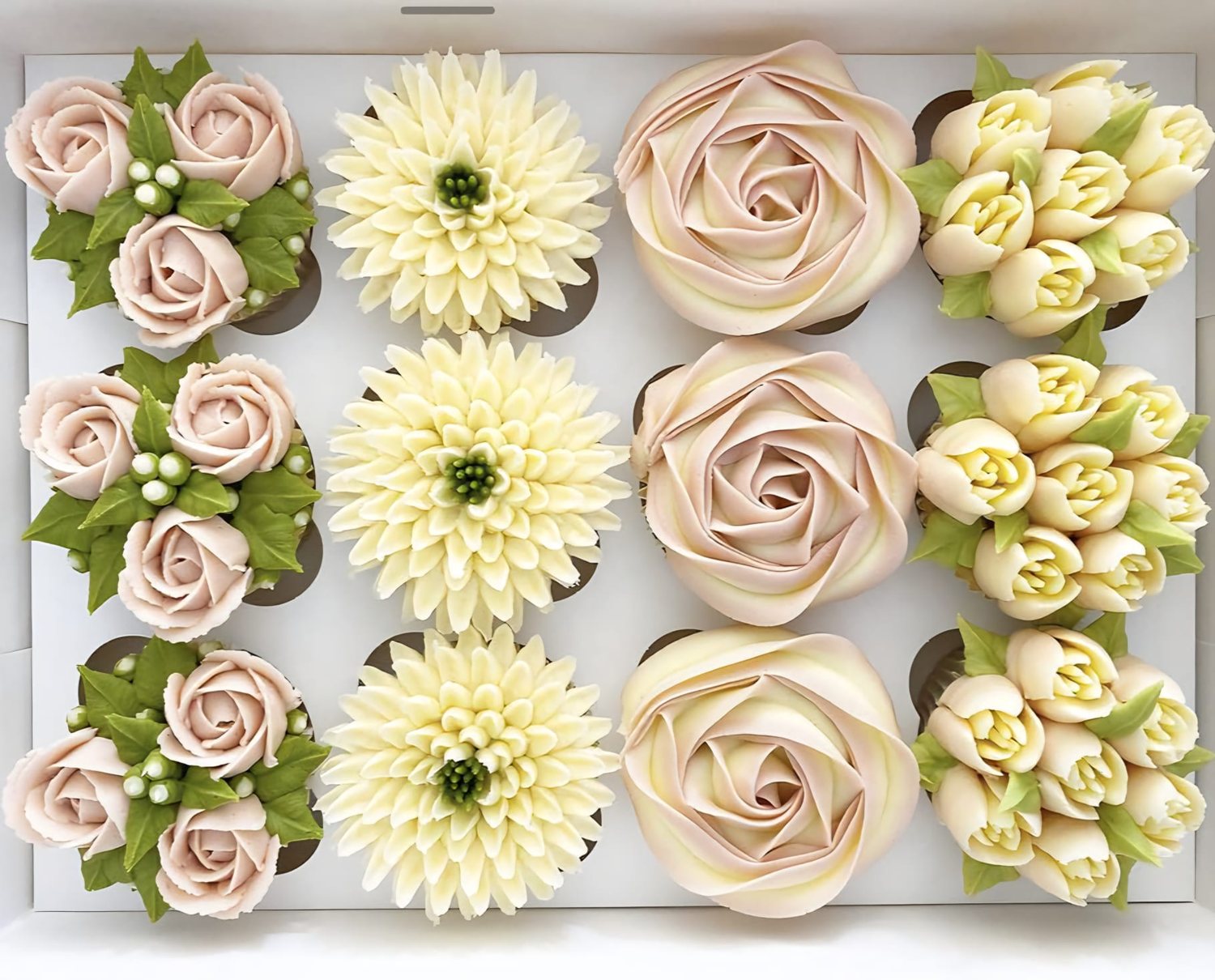Boîte de cupcakes décorés de fleurs en crème au beurre