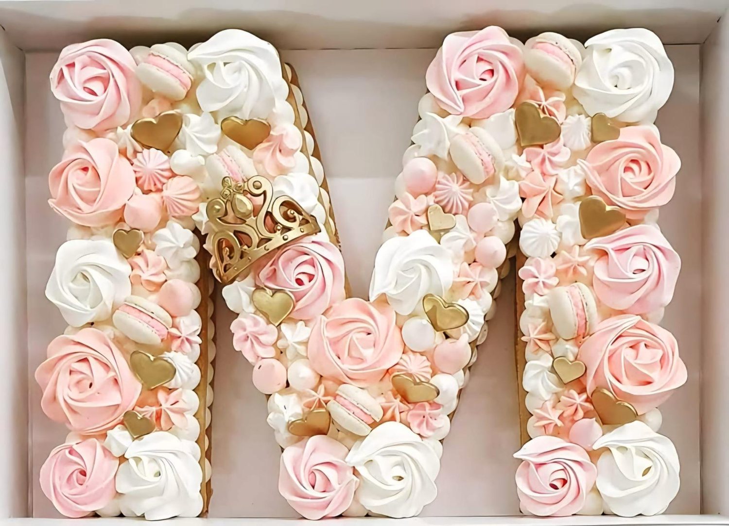 Letter cake decore de fleurs en creme