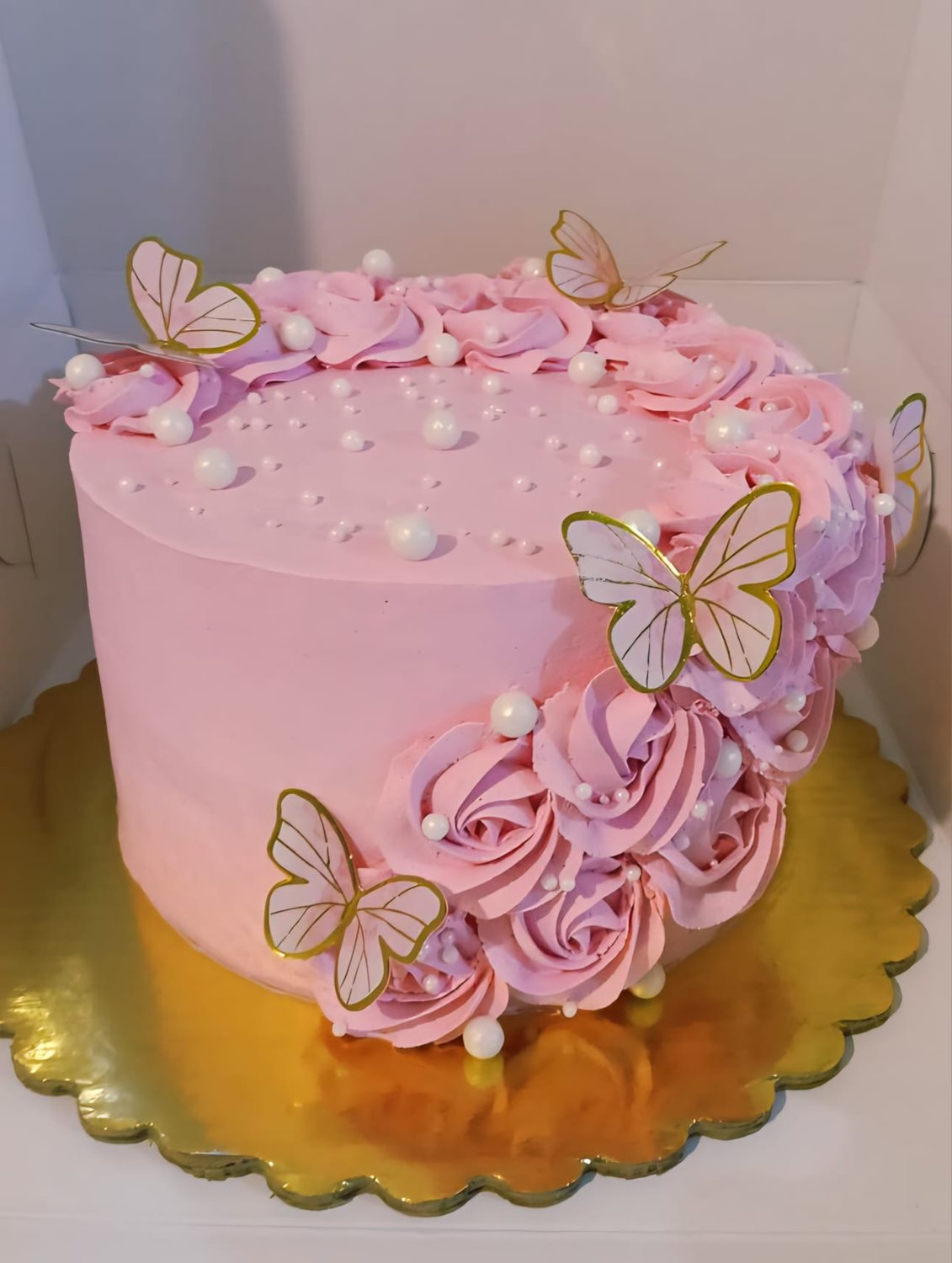 Gâteau rose orné de papillons